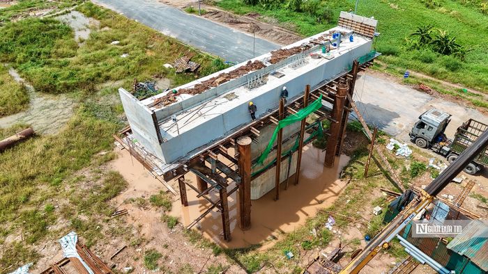 Các nhà thầu đang huy động nhân lực, máy móc, thiết bị để đẩy nhanh tiến độ thi công.