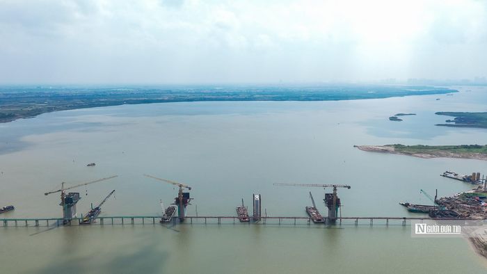Những trụ cầu cao dần lên khỏi mặt nước giữa lòng sông Hồng.