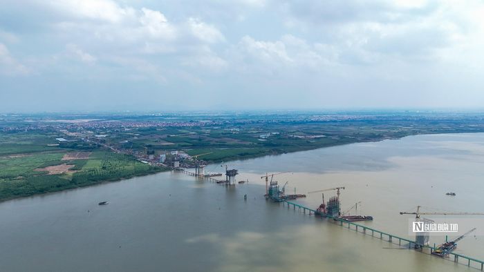 Trên công trường, không khí thi công diễn ra khẩn trương với nhiều thi công được triển khai đồng thời.