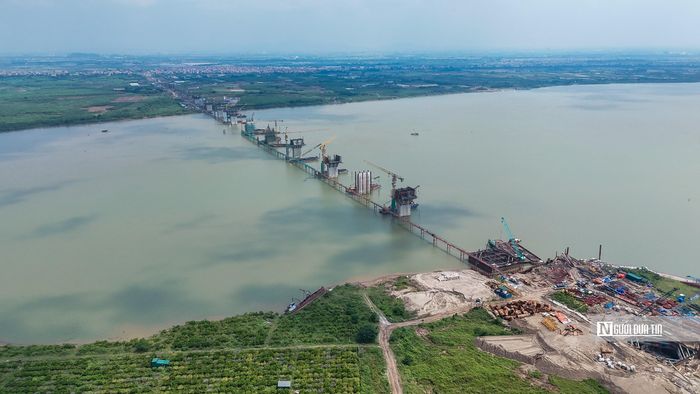 Hàng loạt cọc khoan nhồi, bệ trụ và thân trụ của cầu Hồng Hà đã được hoàn thành.