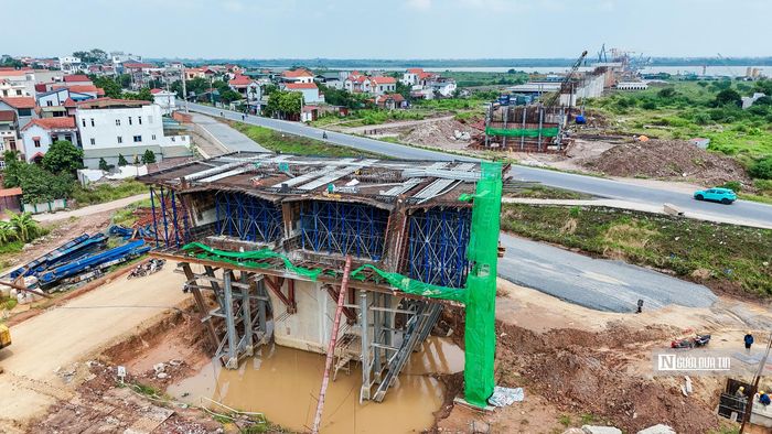 Hàng loạt máy móc, thiết bị liên tục vận hành, phục vụ các công đoạn thi công móng, thân trụ và kết cấu cầu. Công nhân được bố trí tại nhiều vị trí, phối hợp triển khai các hạng mục theo tiến độ.