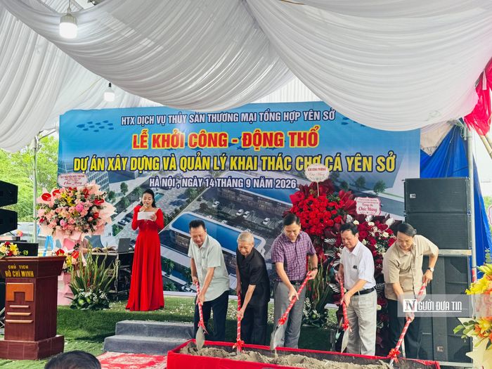 Các đại biểu làm lễ khởi công, động thổ Dự án chợ cá Yên Sở (Hà Nội).