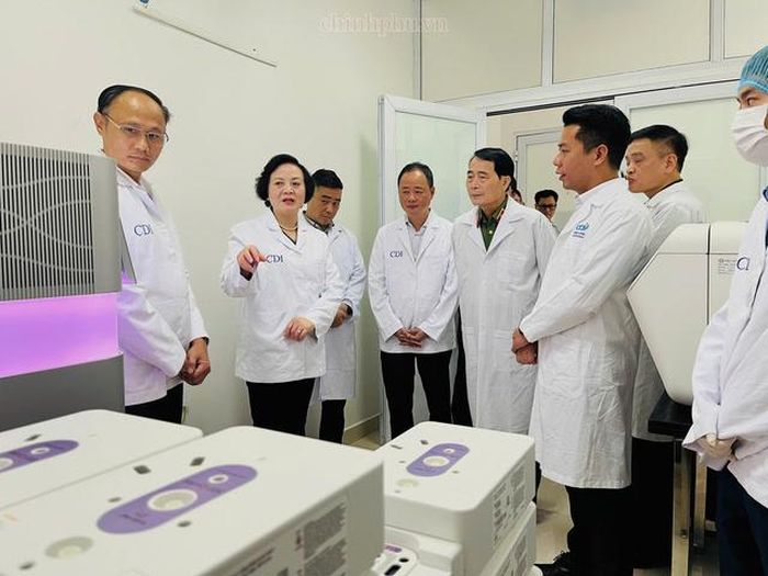 Phó Thủ tướng Phạm Thị Thanh Trà và đoàn công tác kiểm tra tại Trung tâm Giám định ADN, Viện Sinh học, Viện Hàn lâm Khoa học và Công nghệ Việt Nam (Ảnh: VGP).