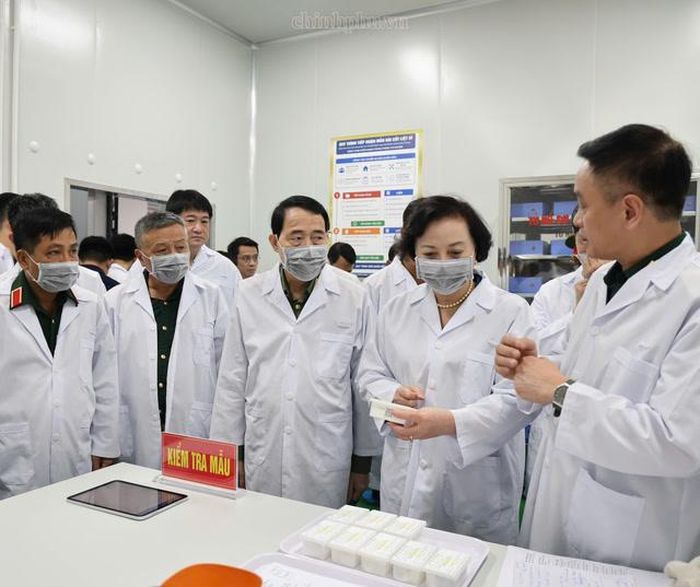 Phó Thủ tướng Phạm Thị Thanh Trà và đoàn công tác kiểm tra thực tế tại Viện Pháp y Quân đội (Ảnh: VGP).