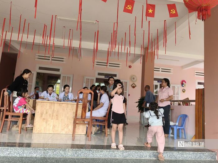 Khám sức khỏe miễn phí cho trẻ em ở xã La Dạ.