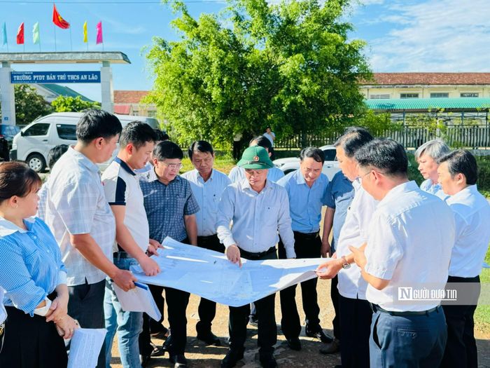 Lãnh đạo tỉnh Gia Lai kiểm tra tiến độ các dự án ngoài ngân sách trên địa bàn xã An Lão. Ảnh:NQ