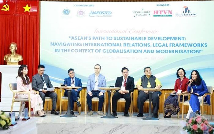 Các diễn giả trao đổi, thảo luận các vấn đề chuyên sâu tại hội thảo năm 2025.