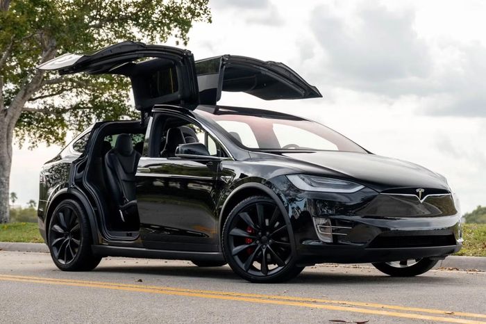Tesla Model X, mẫu SUV điện từng được đưa về Việt Nam qua kênh nhập khẩu tư nhân. Ảnh: Carscoops.