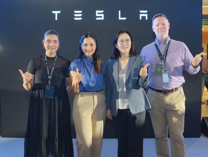 Bà Isabel Ching Fan (đeo kính) tại lễ ra mắt Tesla Model Y ở Philippines vào tháng 3/2025. Ảnh: People Asia.