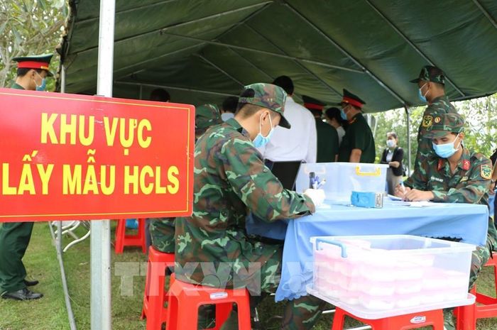 Lực lượng chuyên trách thực hiện lấy mẫu hài cốt liệt sĩ tại Nghĩa trang liệt sĩ tỉnh (phường Mỹ Trà). Ảnh: Hồng Thái - TTXVN