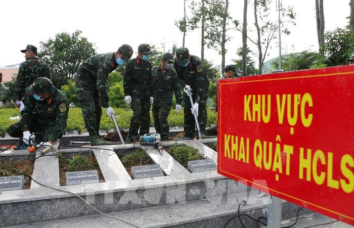 Các đội lấy mẫu đã hoàn thành nhiệm vụ lấy mẫu tại 10 nghĩa trang liệt sĩ trên địa bàn tỉnh. Ảnh: Hồng Thái - TTXVN