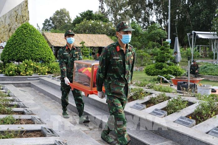 Lực lượng chuyên trách thực hiện lấy mẫu hài cốt liệt sĩ tại Nghĩa trang liệt sĩ tỉnh (phường Mỹ Trà). Ảnh: Hồng Thái - TTXVN