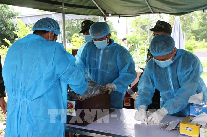 Lực lượng chuyên trách thực hiện lấy mẫu hài cốt liệt sĩ tại Nghĩa trang liệt sĩ tỉnh (phường Mỹ Trà). Ảnh: Hồng Thái - TTXVN