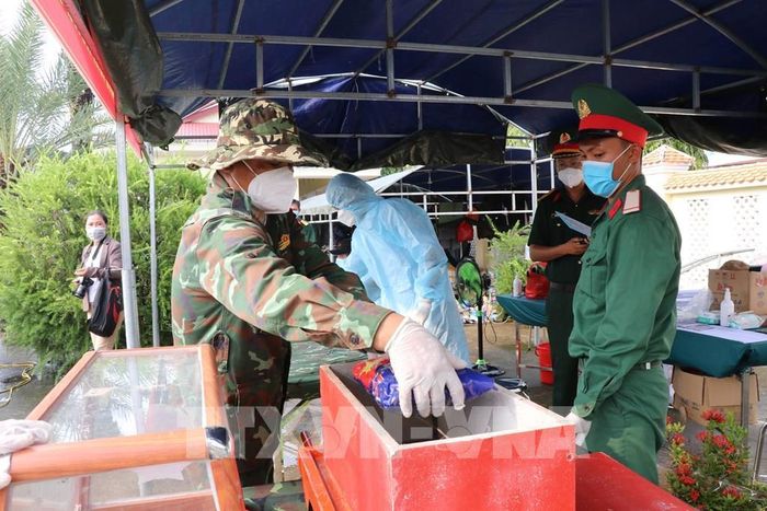 Chuẩn bị đưa hài cốt liệt sĩ trở lại phần mộ sau khi hoàn thành việc lấy mẫu phục vụ giám định ADN. Ảnh: Thanh Hòa - TTXVN