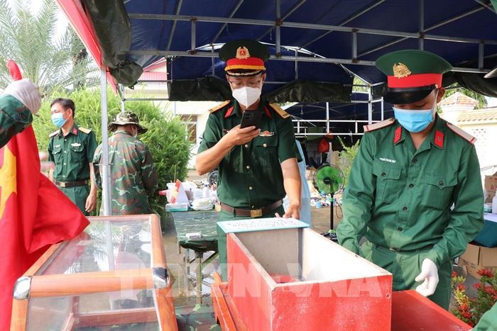 Lực lượng chức năng chụp ảnh lưu trữ thông tin phục vụ đối chiếu, lập hồ sơ. Ảnh: Thanh Hòa - TTXVN