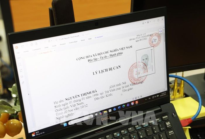 Cán bộ, Kiểm sát viên khai thác hồ sơ điện tử, phục vụ công tác nghiên cứu và kiểm sát điều tra, xét xử. Ảnh: Hồng Đạt - TTXVN 