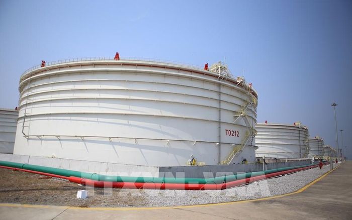 Bể chứa dầu tại một cảng dầu ở Myanmar. Ảnh: THX/TTXVN