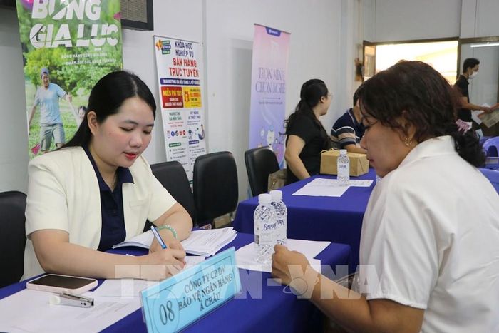 Người lao động tìm việc làm tại trụ sở Trung tâm Dịch vụ việc làm Thành phố Hồ Chí Minh. Ảnh: Thanh Vũ - TTXVN 