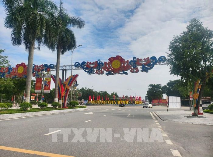 Diện mạo đường phố xã Gia Bình được chỉnh trang, trang hoàng trước ngày lên phường và trở thành một phần của thành phố Bắc Ninh. Ảnh: Thanh Thương - TTXVN
