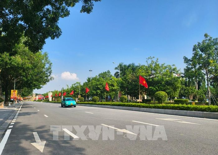 Dọc đường xã Yên Phong được trang hoàng với cờ và pano. Ảnh: Thanh Thương - TTXVN