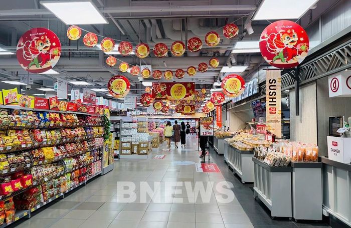 Nhiều loại bánh Trung thu bày bán tại siêu thị Lotte Mart.