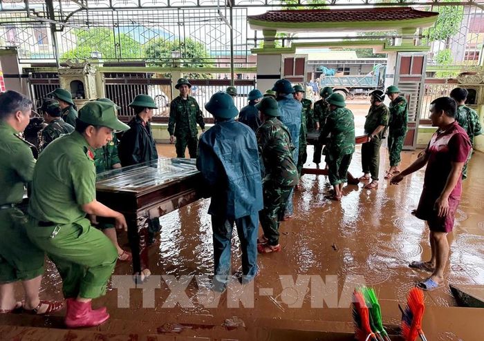 Cán bộ, chiến sĩ Đồn Biên phòng Cửa khẩu quốc tế Lao Bảo (BĐBP Quảng Trị) cùng với các lực lượng hỗ trợ nhân dân khắc phục hậu quả thiên tai. Ảnh: TTXVN phát