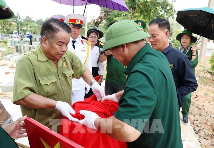 Thực hiện nghi thức cất bốc hài cốt liệt sĩ Lê Thái Cơ tại Nghĩa trang liệt sĩ Đồi 82 Tân Biên Tây Ninh. Ảnh: Thanh Tân - TTXVN