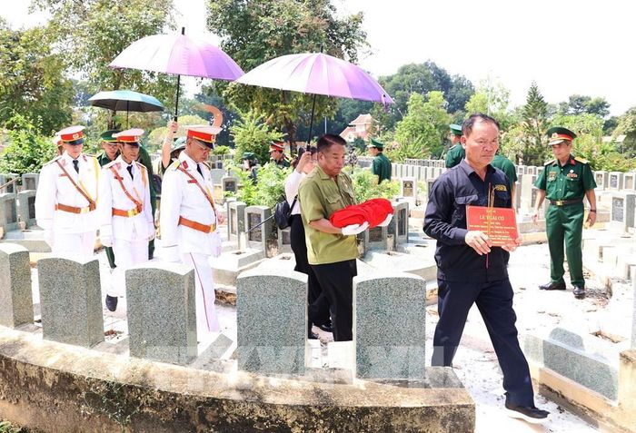 Thực hiện nghi thức cất bốc hài cốt liệt sĩ Lê Thái Cơ tại Nghĩa trang liệt sĩ Đồi 82 Tân Biên Tây Ninh. Ảnh: Thanh Tân - TTXVN