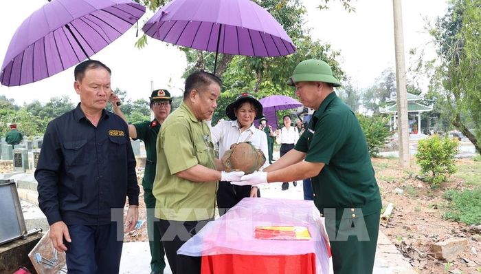 Thực hiện nghi thức cất bốc hài cốt liệt sĩ Lê Thái Cơ tại Nghĩa trang liệt sĩ Đồi 82 Tân Biên Tây Ninh. Ảnh: Thanh Tân - TTXVN