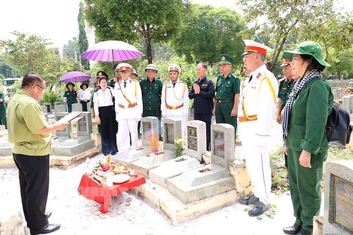 Thực hiện nghi lễ cất bốc hài cốt liệt sĩ Lê Thái Cơ tại Nghĩa trang liệt sĩ Đồi 82 Tân Biên Tây Ninh. Ảnh: Thanh Tân - TTXVN