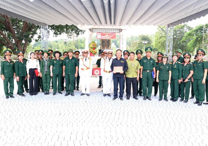 Các đơn vị tiễn biệt liệt sĩ Lê Thái Cơ trở về quê hương an táng. Ảnh: Thanh Tân - TTXVN