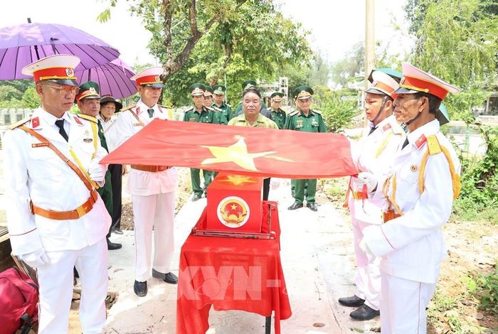 Thực hiện nghi thức cất bốc hài cốt liệt sĩ Lê Thái Cơ tại Nghĩa trang liệt sĩ Đồi 82 Tân Biên Tây Ninh. Ảnh: Thanh Tân - TTXVN