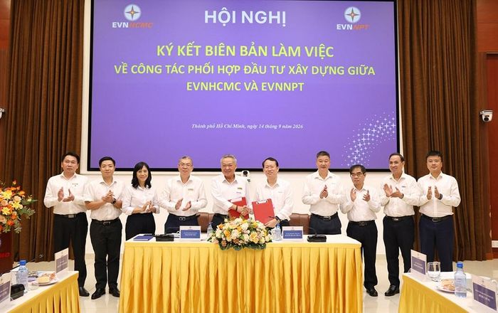 Chủ tịch HĐTV EVNNPT Nguyễn Quang Trung (ảnh phải) và Chủ tịch HĐTV EVNHCMC Phạm Quốc Bảo (ảnh trái) ký Biên bản thỏa thuận công tác phối hợp đầu tư xây dựng giữa 2 Tổng công ty. Ảnh: Thắng Trung/BNEWS/TTXVN