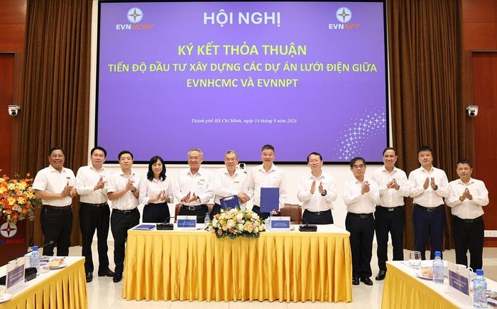Tổng giám đốc EVNHCMC Nguyễn Văn Thanh (ảnh trái) và Quyền Tổng giám đốc EVNNPT (ảnh phải) ký Thỏa thuận phối hợp tiến độ đầu tư xây dựng các dự án đồng bộ giữa lưới điện truyền tải và phân phối trên địa bàn TP.HCM. Ảnh: Thắng Trung/BNEWS/TTXVN