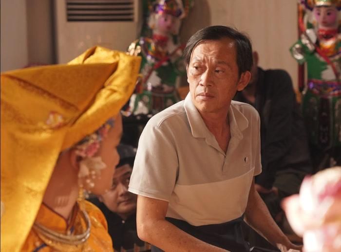 Trong Người Được Chọn, Hoài Linh đảm nhận vai thầy Thạch, nhân vật có đời sống nội tâm phức tạp. Ảnh: NSX