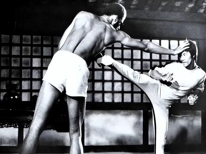 "Đối thủ đáng sợ" trong quan niệm này không phải một võ sĩ cụ thể, mà là người có thể rèn một kỹ thuật đến mức gần như trở thành phản xạ.