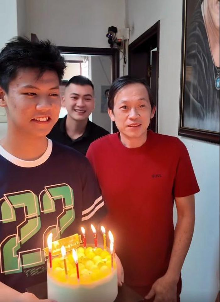 NSƯT Hoài Linh gây chú ý với diện mạo hiện tại.