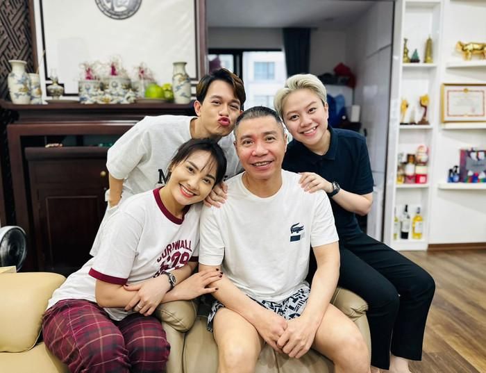 Dù chưa thể làm việc với cường độ như trước, NSND Công Lý vẫn vui mỗi khi có cơ hội trở lại trường quay và gặp gỡ đồng nghiệp.