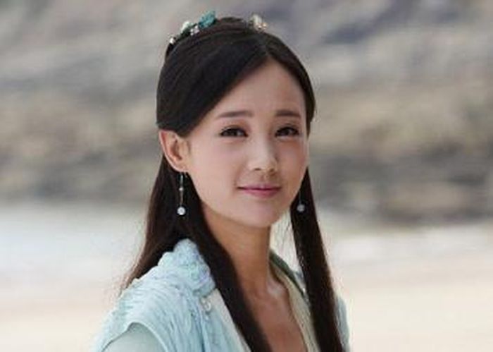 Hoàng Dung nổi bật với vẻ đẹp, sự thông minh và tính cách tinh nghịch trong Anh hùng xạ điêu.