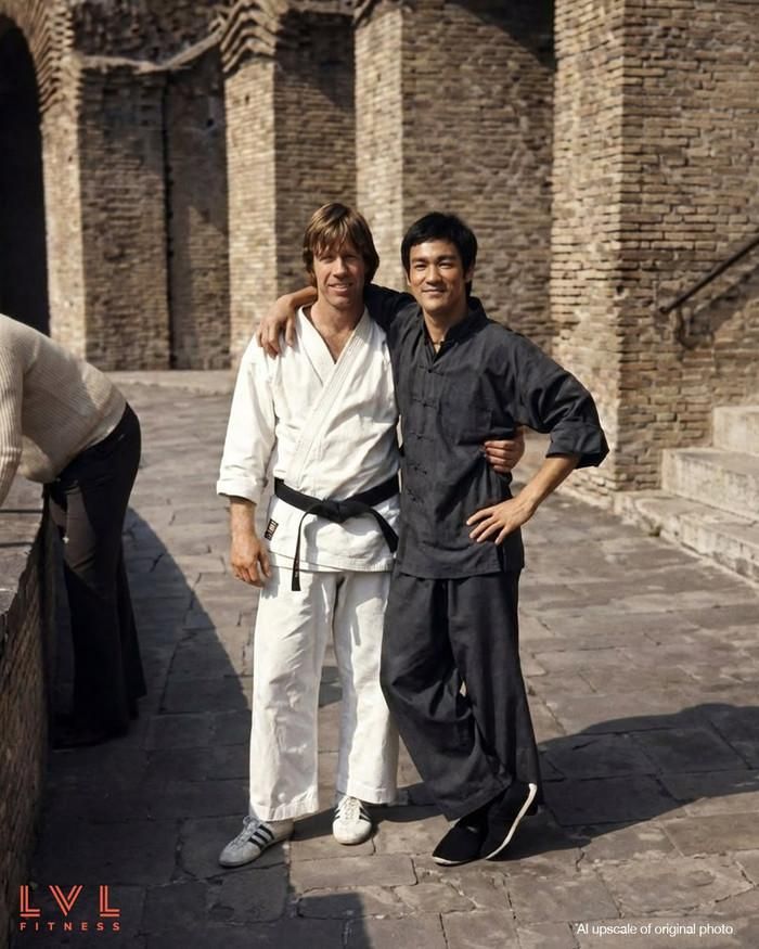 Trước khi nổi tiếng tại Hollywood, Chuck Norris đã sở hữu nền tảng võ thuật và kinh nghiệm thi đấu, giúp màn đối đầu với Lý Tiểu Long thêm thuyết phục.