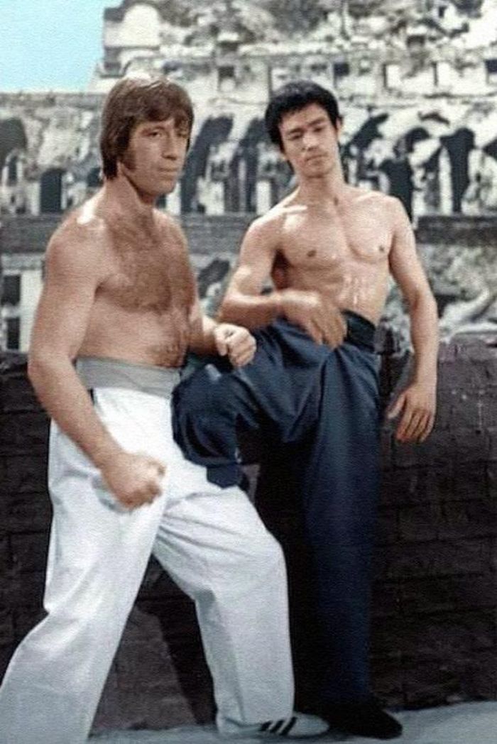 Trái với sự đối đầu sống còn trên màn ảnh, mối liên hệ giữa Lý Tiểu Long và Chuck Norris ngoài đời gắn nhiều hơn với sự giao lưu và học hỏi võ thuật.