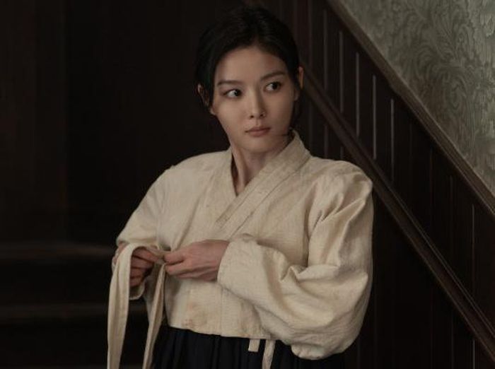 Kim Yoo Jung gây chú ý với tạo hình hoàn toàn khác lạ.