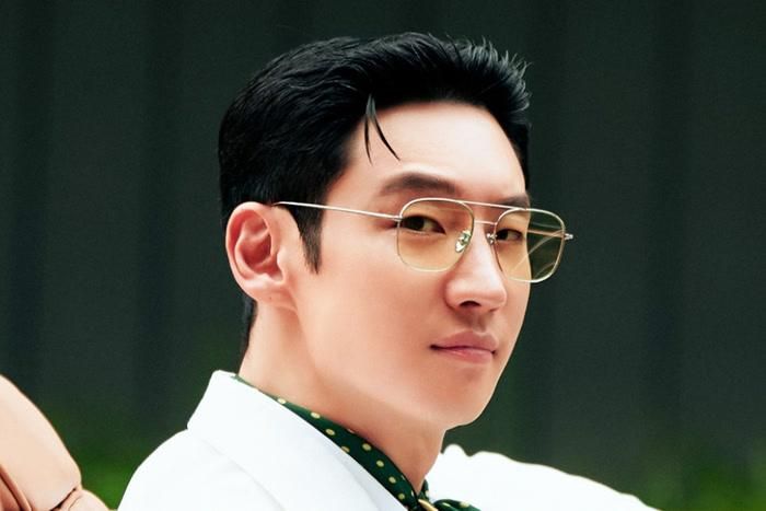 Kim Do Gi từng là sĩ quan thuộc lực lượng đặc nhiệm, nhưng cuộc đời anh thay đổi sau khi mẹ bị sát hại. Anh gia nhập Rainbow Taxi, tổ chức bí mật chuyên giúp những nạn nhân không tìm được công lý thông qua pháp luật. Từ đây, Do Gi liên tục đảm nhận những thân phận khác nhau, thâm nhập các tổ chức tội phạm và đối đầu với những kẻ tin rằng mình đứng ngoài vòng pháp luật. Kinh nghiệm quân sự, khả năng chiến đấu, óc phán đoán và sự bình tĩnh giúp anh thường xuyên biến những tình huống tưởng như không có lối thoát thành cơ hội phản công. Đây cũng là kiểu nhân vật khiến khán giả khó rời mắt bởi mỗi lần xuất hiện, Do Gi gần như luôn có một phương án khác để xoay chuyển tình thế.