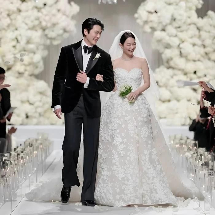 Shin Min Ah và Kim Woo Bin kết hôn vào cuối năm 2025, trở thành cặp đôi được nhiều khán giả yêu thích. (Ảnh Lotte)