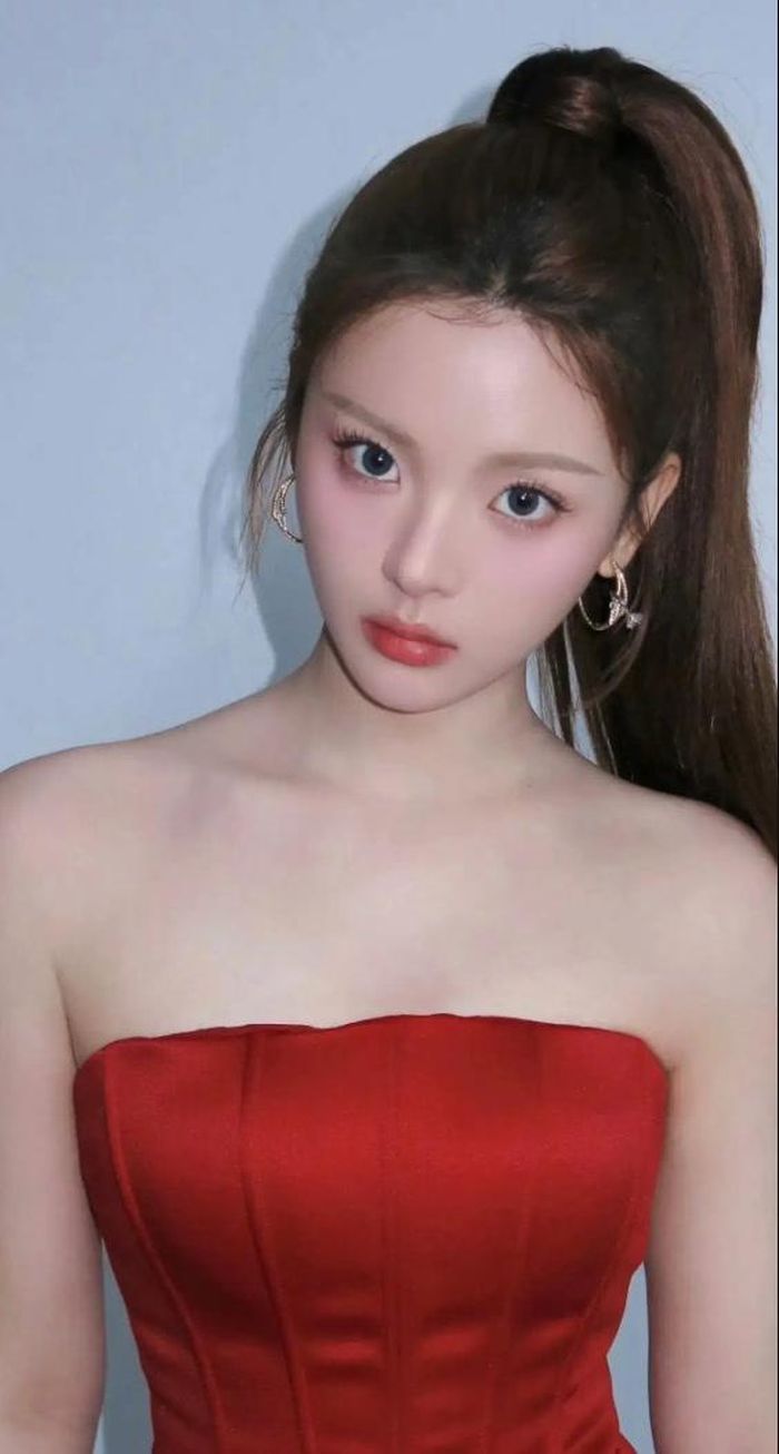 Dương Siêu Việt nổi tiếng từ chương trình tuyển chọn và sau đó trở thành thành viên của Rocket Girls 101. Nhờ lượng người hâm mộ lớn, cô nhanh chóng chuyển hướng sang lĩnh vực phim ảnh sau khi nhóm thành lập. Ảnh: Weibo