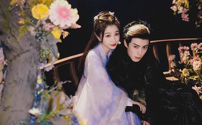Thương Lan Quyết với Ngu Thư Hân và Vương Hạc Đệ ở vai chính là một trong những tác phẩm nổi bật với câu chuyện tình giữa hai nhân vật có thân phận đối lập. Hoa Lan Nhỏ vốn là tiên nữ cấp thấp nhưng thực chất mang thân phận đặc biệt, liên quan đến Phách Tâm tộc từng bị diệt vong. Trong một sự cố, cô vô tình đánh thức Đông Phương Thanh Thương, Nguyệt tôn vốn là kẻ thù của Tiên giới. Hai người lại bị ràng buộc bởi phép thuật đồng tâm, khiến cảm xúc và tổn thương của Hoa Lan Nhỏ ảnh hưởng trực tiếp đến Đông Phương Thanh Thương. Vì muốn hóa giải mối liên kết này, Đông Phương Thanh Thương phải giữ cô bên cạnh. Từ một đại ma đầu lạnh lùng, nhân vật dần thay đổi dưới tác động của sự lương thiện và chân thành từ Hoa Lan Nhỏ.