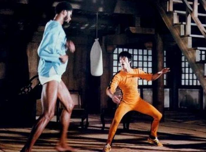 Trò Chơi Tử Thần không được Lý Tiểu Long hoàn thành, nhưng những cảnh quay ông để lại cùng bộ đồ liền thân màu vàng đã trở thành hình ảnh mang tính biểu tượng.