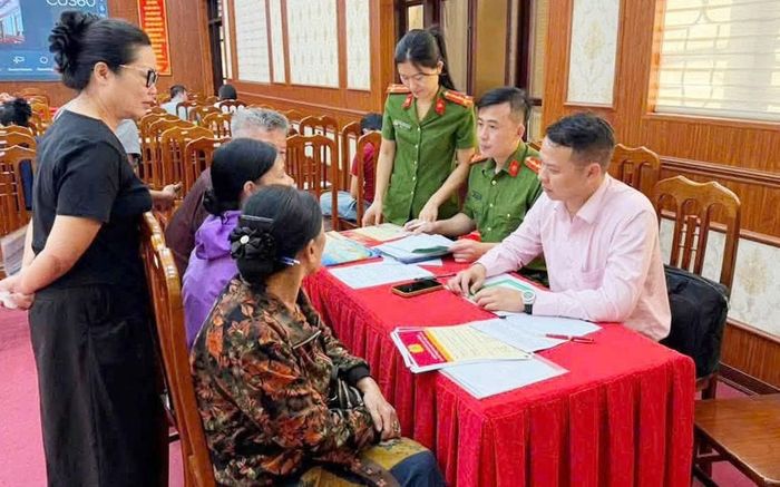 Cán bộ NHCSXH tư vấn các chương trình vay vốn ưu đãi để phát triển kinh tế