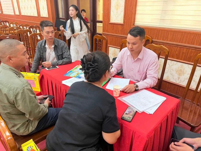 Cán bộ NHCSXH tư vấn các chương trình vay vốn ưu đãi để phát triển kinh tế