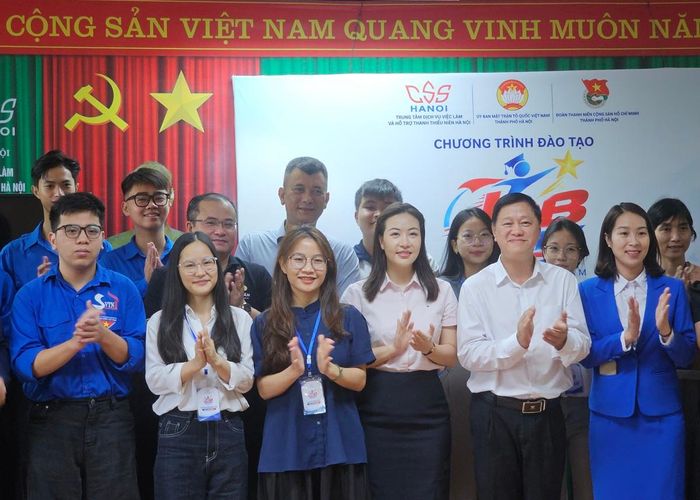 Các học viên cùng chuyên gia của Trung tâm Dịch vụ việc làm và Hỗ trợ thanh thiếu niên Hà Nội